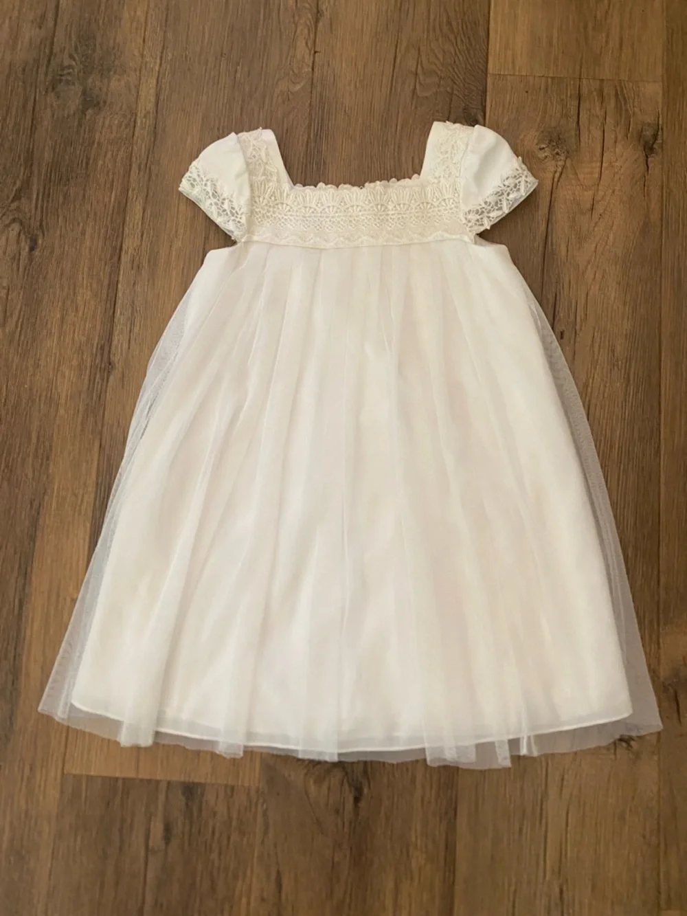 David’s Bridal || Short Sleeved Empire Tulle Sheath Flower Girl Dress - Picture 2 of 8